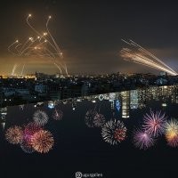 Это один и тот же город. Между фотографиями две недели разницы. Салют позднее.
