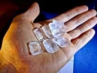 А "крупица" соли - это уже мера объёма? Ну вот вам кристаллы соли, чем не "крупица"?