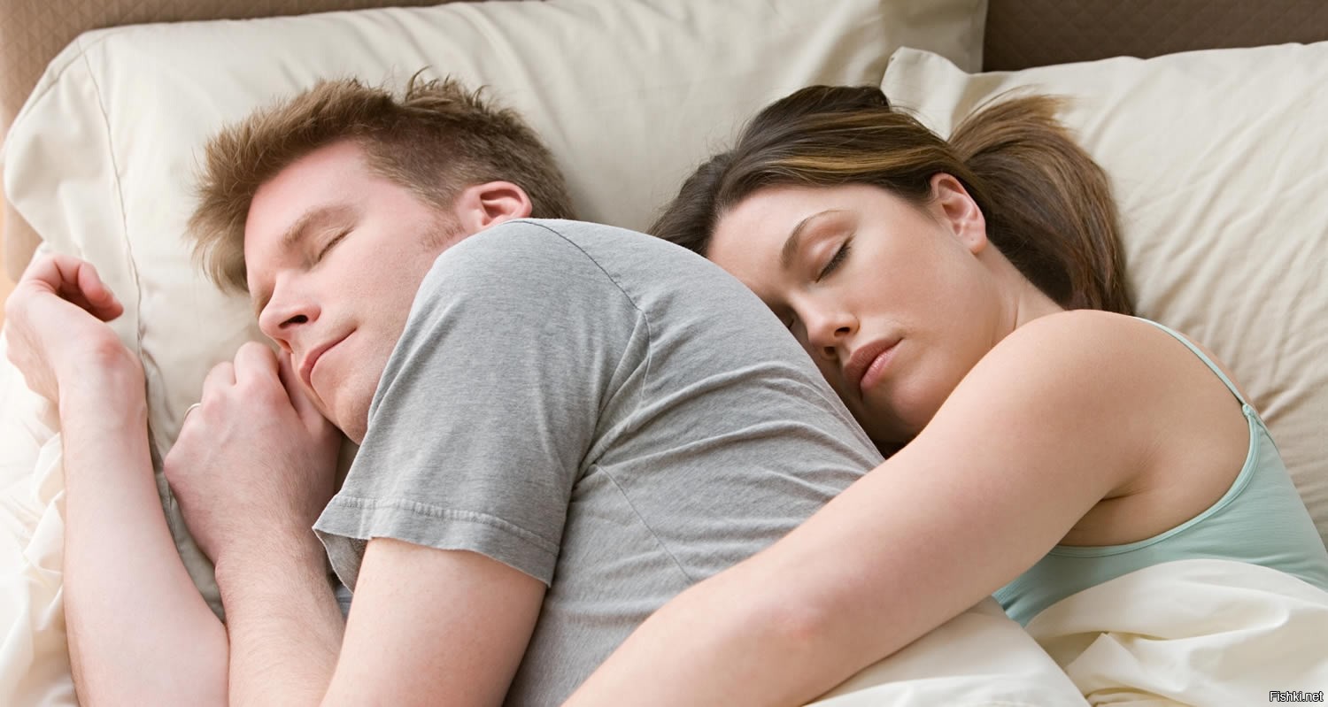 Жена укладывает мужу спать. Половое влечение к спящему. Муж и жена спят отдельно. Фото расстройство сексомния.