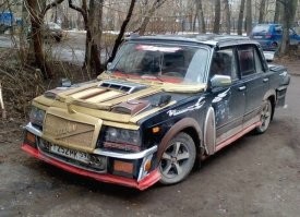 Автор изделия уехал из колхоза, но колхоз из него никуда не делся. Напоминает поделку дворовых пацанов из начала 00, когда было принято собственную безвкусицу и неуместный дешёвый понт выставлять на показ.