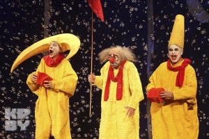 Жёлтая одежда в Малайзии! 
"Неожиданный запрет на определённый цвет в одежде для граждан и туристов. В стране жёлтый цвет ассоциируется с революцией, поэтому штрафуется на сумму до одной тысячи долларов."

Все братва - накрылись наши гастроли!