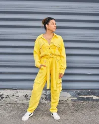 Жёлтая одежда в Малайзии! 
"Неожиданный запрет на определённый цвет в одежде для граждан и туристов. В стране жёлтый цвет ассоциируется с революцией, поэтому штрафуется на сумму до одной тысячи долларов."

Все братва - накрылись наши гастроли!