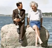 Рядом с Эйнштейном на фото Энрико Ферми, итальянский и американский физик, наиболее известный благодаря созданию первого в мире ядерного реактора, внёсший большой вклад в развитие ядерной физики, физики элементарных частиц, квантовой и статистической механики. Считается одним из «отцов атомной бомбы».