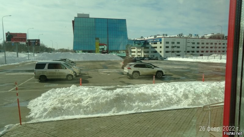 7000 км от Москвы. На восток.
11.40
Стоянка еще не забита, но через часик будет не протолкнуться.
Так что пальцем в небо твой тупой высер.