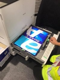 Так копиры и принтеры передаются в аренду. По договору должно быть 500 листов бумаги. И как доказывать, если не в упаковке? Пересчитывать будете? А так удобно. Кинул в лоток и отдал клиенту.