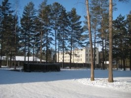 Это не 70 е, а немного попозже. 
Наш узел связи в 70 е:
заснеженный холм позади штабной пятиэтажки - КП дивизии РВСН и узел связи при нём.
Радиорелейщик (я и станция Р-405Д), центральный пульт ЛАЗа (КРОССов тогда уже не было), дежурные радиотелеграфисты (приёмники Р-155 "Брусника", но в начале 70 х были Р-250 "Кит").