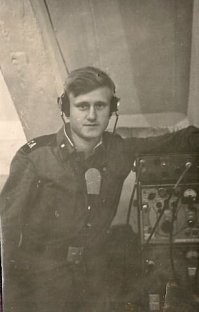 Это не 70 е, а немного попозже. 
Наш узел связи в 70 е:
заснеженный холм позади штабной пятиэтажки - КП дивизии РВСН и узел связи при нём.
Радиорелейщик (я и станция Р-405Д), центральный пульт ЛАЗа (КРОССов тогда уже не было), дежурные радиотелеграфисты (приёмники Р-155 "Брусника", но в начале 70 х были Р-250 "Кит").