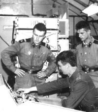 Это не 70 е, а немного попозже. 
Наш узел связи в 70 е:
заснеженный холм позади штабной пятиэтажки - КП дивизии РВСН и узел связи при нём.
Радиорелейщик (я и станция Р-405Д), центральный пульт ЛАЗа (КРОССов тогда уже не было), дежурные радиотелеграфисты (приёмники Р-155 "Брусника", но в начале 70 х были Р-250 "Кит").
