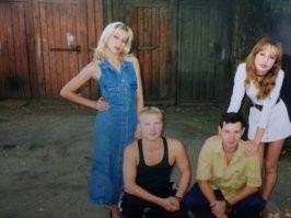 "Парни со своими девушками пред вечерней прогулкой, 1997 год." - мне кажется девчонки другого мнения: это они со своими парнями. В белом так явно и показывает: смотрите у меня какой!