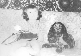 Не поленился и отсканировал свою детскую фотку. Сижу рядом со своей собакой, в наушниках ТДС-3 и радиоприемником Россия-303, в руке кусок коаксиального кабеля. Уже с детства у меня была привязанность к электронике))