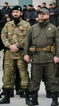 Рамзан Кадыров, глава Чеченской Республики Российской Федерации, заявил о своей поддержке России в связи с ее военной интервенцией в Украине.

Призывая президента Украины Владимира Зеленского «извиниться перед президентом России Владимиром Путиным, чтобы спасти Киев», Кадыров сказал, что у него есть 70 000 бойцов в Чечне, которые будут сражаться вместе с Россией.

Помимо своего бестактного выступления в адрес главы другой страны, чеченский лидер попал под критику за ношение дорогих ботинок Prada.

В то время как некоторые высмеивали его, говоря, как можно быть антиимпериалистом в таких дорогих ботинках, другие обвиняли его в том, что он "так называемый мусульманин" и человек Путина».

И это далеко не первый раз, когда Кадыров подвергается критике.