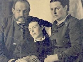 Чокнутая мода на "посмертные фотографии" могла быть только в чокнутой Великобритании (такой она осталась и сейчас). Не видел подобных фотографий в России, где бы мёртвых выдавали за живых.
 А родители несчастной девушки  -  они настоящие первые фото- тролли  в мире.