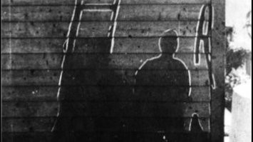 Десять пятнадцать. Распылители в саду извергли золотистые фонтаны, наполнив ласковый утренний воздух волнами сверкающих водяных бусинок. Вода струилась по оконным стеклам, стекала по обугленной западной стене, на которой белая краска начисто выгорела. Вся западная стена была чёрной, кроме пяти небольших клочков. Вот краска обозначила фигуру мужчины, катящего травяную косилку. А вот, точно на фотографии, женщина нагнулась за цветком. Дальше   ещё силуэты, выжженные на дереве в одно титаническое мгновение… Мальчишка вскинул вверх руки, над ним застыл контур подброшенного мяча, напротив мальчишки   девочка, её руки подняты, ловят мяч, который так и не опустился.
(Рэй Брэдбери, «Будет ласковый дождь»)