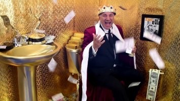Так он прямо на золотом унитазе сидит и, как преступник думает!