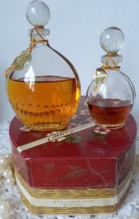 пробка - притёртая, стеклянная. почти всегда обламывалась, и появлялась хорошая шарада, как теперь добыть те "духи".