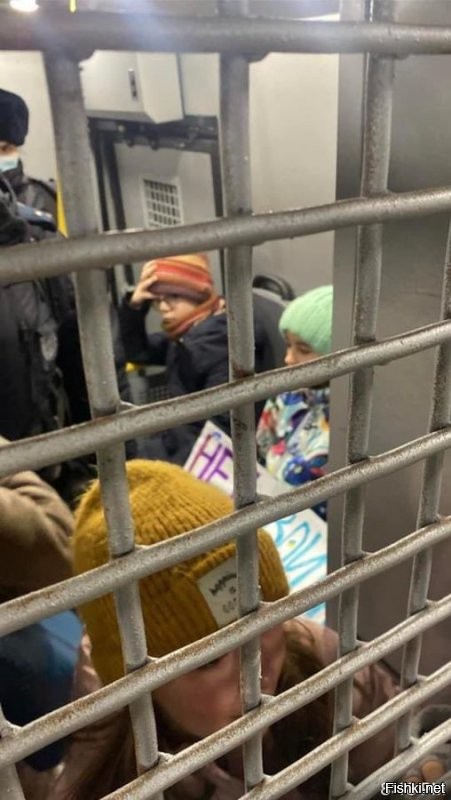 Ничего не обычного: просто дети в автозаках за антивоенный плакат.