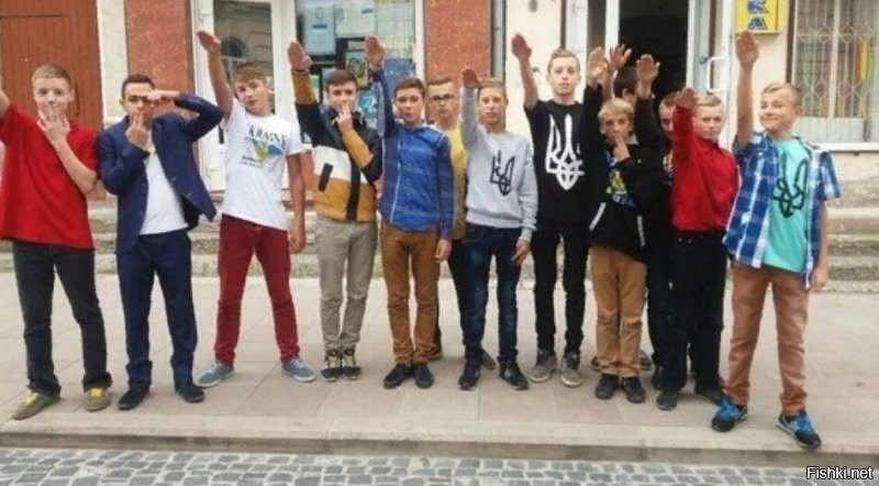Ничего необычного: просто дети нацистов.  Это фашистская Украина, ребята.