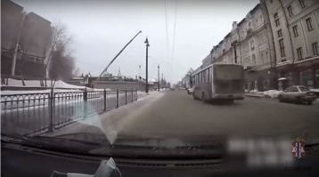 Эксперт места и времени, тебе точно череп не жмет?) Вот уж у кого было в достатке времени, чтобы прилюдно в лужу не пернуть) 
Рег ехал по озимой дороге, на старом ведре без абс. Что там с загруженностью, какая резина, что там с колдуном и остальной подвеской одному б-гу известно. Но судя по типичному для тазов уводу морды, под конец тормоза он таки заблокировал. Не забываем о реакции и минимальной секунде, за которую ты еще минимум 10м пролетишь. Ну-да, ну-да. Был бы он летом на порше 911, может и успел был)
И ведь всего минута времени нужна, чтобы яндекс-карты открыть) Пикчи что-то не грузит, так что держи ссылочки)
