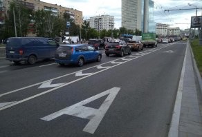 Вот именно об этом моменте я и говорю.... знак есть, но разметка же движение в этом ряду не запрещает. В Мск всё как-то грамотнее сделано