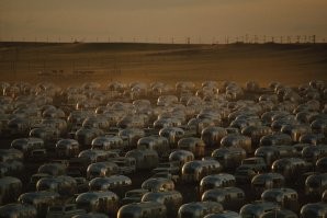 У нас просто нет СЛОЖИВШИХСЯ традиций. 
Я недавно читал Стейнбека, «Путешествие с Чарли в поисках Америки», в 1960-м было, а легендарный футуристический Airstream (бывший авиаконструктор делал) появился еще в 30-х.
Там при передвижении с любой точки в другую можно найти в пределах дневного перехода кемпинг. Там за небольшую плату можно сразу подключиться к сетям (от канализации до интернета), если прицеп, то можно оставить и ездить по достопримечательностям вокруг днем.
Думаете почему в фильмах полубомжи живут в заброшенных (уже не на ходу) кемперах? Да их дохренища там просто, кто то поменял на новый, отдал, вместо того, чтобы за деньги еще и на утилизацию сдавать
Скорее всего и у нас это появится, но не берусь "экстрасенсичать" насчет сроков