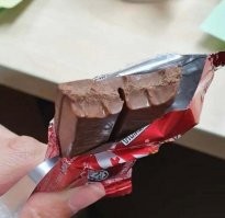 Фишка данного фото не в укусе, а в том, что это шоколад KitKat и он внутри должен быть с вафлей. А тут чистый шоколад. 
Редкая редкость