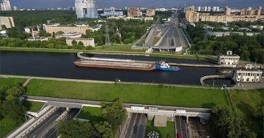 Судоходный канал над Волоколамским шоссе в Москве. Канал им. Москвы начали строить еще в далеком 1932 году