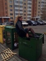 Надо же. Совсем годную в мусор выкинули...