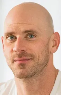 А парень больше не на Джеффа Безоса похож, а на Джонни Синса, по-моему