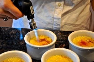 При приготовлении крем-брюле сверху посыпают сахарком и греют для образования карамельной корочки.
В современном мире для этого пользуются газовой горелкой.