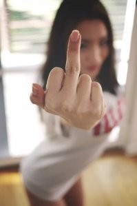Не верю.
 Есть международный жест для таких случаев.
 Его хорошо и без бинокля видно.
 Или автор что-то не догаваривает.