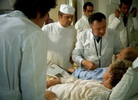 Аааа, клиника не платная, значит.
 Знаю этого врача. Он в самолёте застрял.