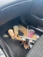 А это называется просто свинство. Хочешь поесть - иди в кафе. Нехрен жрать в машине!