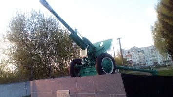 Танк и пушка ставшие памятниками у военной части в Козельске. Деревня где стояла Орда называется Ордёнки.