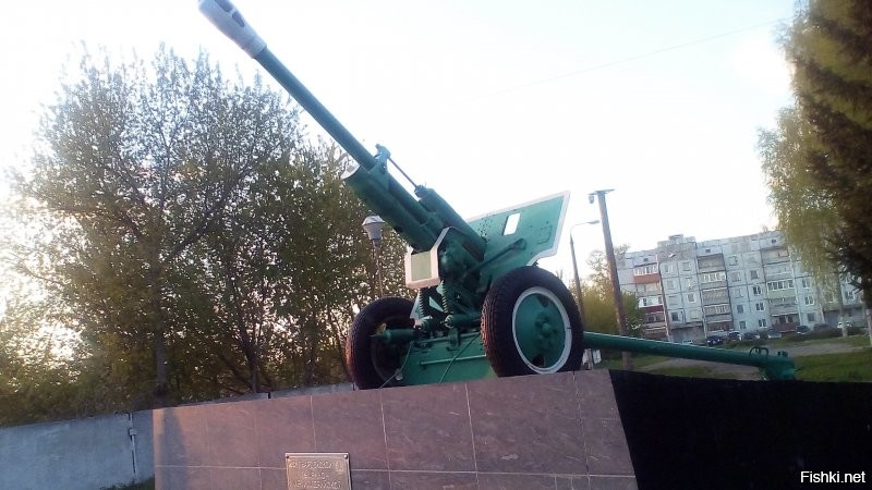 Танк и пушка ставшие памятниками у военной части в Козельске. Деревня где стояла Орда называется Ордёнки.