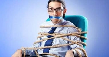 Я не понимаю, реально, на вас видео с ЛЮБЫХ ИСТОЧНИКОВ само нападает? 
Догоняет, парализует, подпирает спичками веки и начинает демонстрировать? Так что ли? 
Вы же сами предварительно выбираете, добавляете...