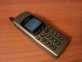 Мой второй телефон Simens S25. На нем была возможность записать нотами мелодию. Я записал гимн СССР.