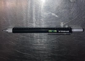 О у меня была такая) только без линейки но там была ручка одного цвета пасты, ручка другого цвета, цанговый карандаш и стилус