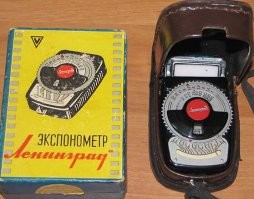 Вот такими девайсами измерялась освещенность в кадре и подбирались параметры выдержки и диафрагмы. Фотограф должен был предусмотреть всё в кадре. Если нужна большая глубина резкости, то прикрывалась диафрагма, а выдержка делалась подлиннее. Если задний план не должен быть резким, то диафрагма открывалась и можно было снимать на короткой выдержке. Нужно было следить на передним задним планами, что бы они не превышали своей яркостью объект съёмки... И т.д. Короче, фотоаппарат был инструментом, а фотограф мастером, а не придатком к кнопке как сейчас.