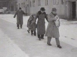 а последний должен песок собирать