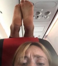 Не имеет значение чистый пол или нет. Чистые у тебя ноги или нет. 
Нельзя их ставить на сиденье. Нельзя ими махать перед лицами других людей.
Это обычное бескультурье!