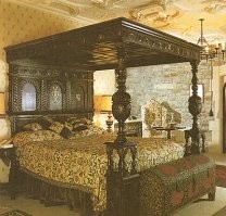 Вот это - кровать в гостинице Англии и Франции. Как скажешь, кукурузина, тут покрывало на полкровати или на четверть???