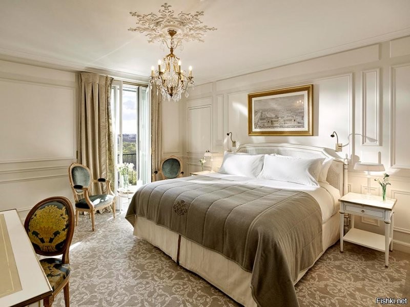 Вот это - кровать в гостинице Англии и Франции. Как скажешь, кукурузина, тут покрывало на полкровати или на четверть???