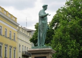 Если встанешь ты у люка, то увидишь член у Дюка.