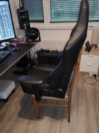 А я знаю почему так получилось) - когда покупаешь такой стул надо очень пристально обратить внимание к тому как крепится он к ножке - по тому что часто там халтурят в этом мести и со временем место крепления разнашивается и у тебя остается отдельно хороший стул и ножка на которой он совершенно не держится(