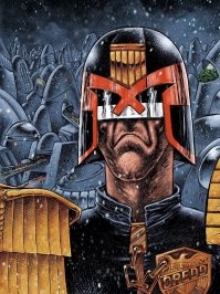 Ну тут дело вкуса, новый фильм более серьезный и актрисы Огонь! А вот Урбан, как не странно, меж тем намного ближе к оригиналу чем многоуважаемый Слай. Фильм снимался по большей части не для нас, а для знакомых с комиксами заокеанских зрителей. Так, что прошу сделать скидку Урбану на сей факт. Недавно узнал, что Дредд не должен снимать шлем при людях и этот вот момент категорически не зашел фанатам. Ну так же Слай более обаятельный и привнес свих эмоций в картину, что тоже не соответствует каноничному образу.  Оцените картинку и Вы поймете. Поэтому можно проникнуться уважением к Карлу, корчившему все съемки морду лица.