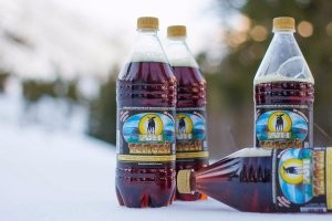 В Сибири и Хакассии  продается прекрасная Абаканская газировка "ТЕпсей" .  :) ОЧень даже замена многим иностранным.  Еще и реально тонизирующая, за счет травок. 

очищенная вода, сахарный сироп, экстрактивная часть (натуральный экстракт корня солодки, элеутерококка, травы зверобоя, кислота лимонная пищевая), настой шиповника, 
ароматическая часть (натуральные эфирные масла: лавровое, эвкалиптовое, лимонное, пихтовое), двуокись углерода.