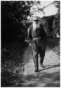 Лев Толстой гуляет. 1903 год . за 75 лет до Исламской Революции.