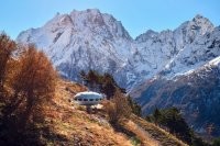 А этот странный дом стоит в Домбае на Северном Кавказе