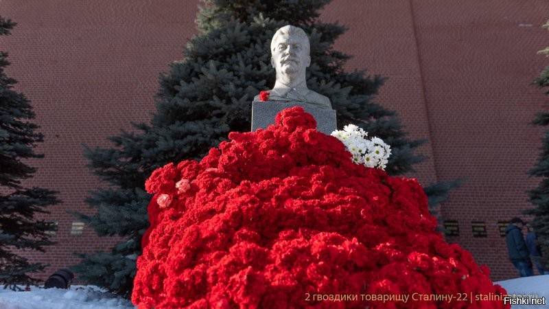 Вячеслав Молотов рассказывал, что Сталин как-то обронил: «Я знаю, что после смерти на мою могилу наметут кучу мусора, но ветер истории безжалостно развеет её».
Так и есть, товарищ Сталин. Всё предвидел, даже это!