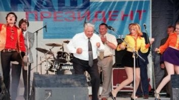 Их тогда вагонами собирали в агитпоезда и отправляли дурманить глубинку, потом вагонами денег отваливали (реально деньги тогда грузовиками меряли "певцы ротом", тогда инфляция была уже не гипер, как в начале 90-х, но все же таки намеалая).